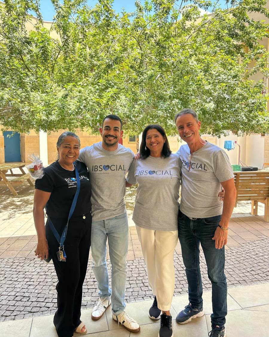 Tulio Henrique e integrantes da IB Social, de camiseta da organização, no pátio da ALUT em Beersheva
