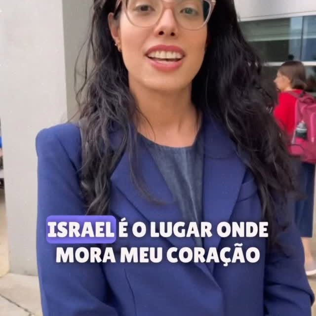 Voluntária compartilhando depoimento sobre Israel