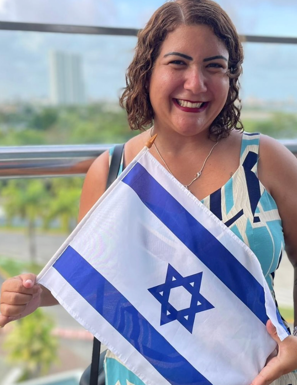 Voluntária segurando a bandeira de Israel