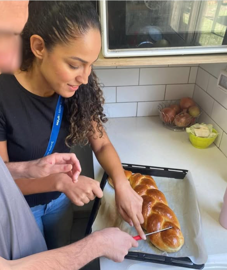 Voluntária participando de momento cultural em Israel