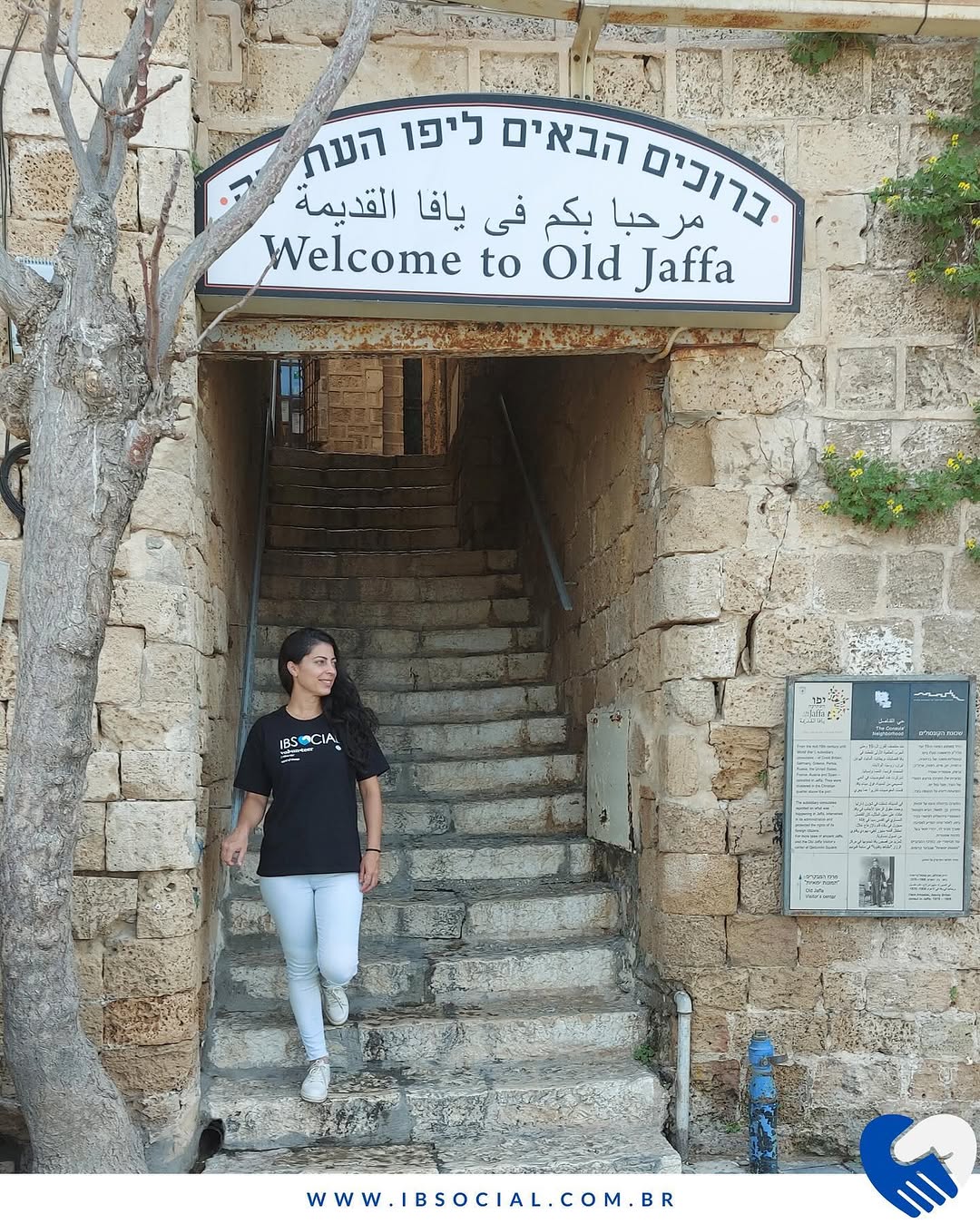 Voluntária da IB Social visitando Old Jaffa