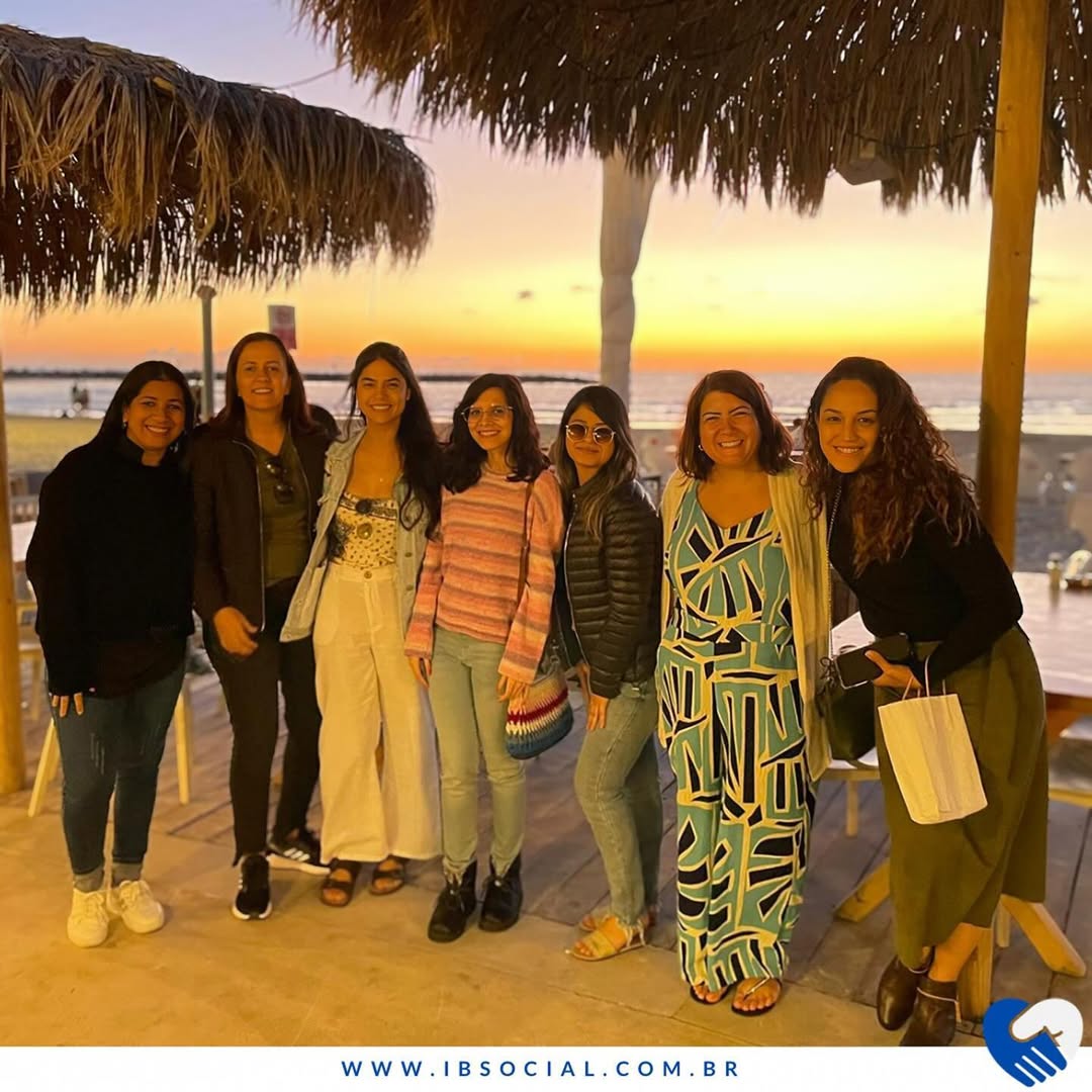 Voluntárias da IB Social aproveitando a praia em Israel