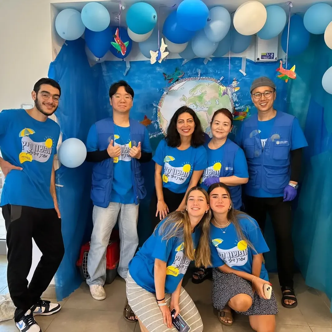 Voluntários em atividade social em Israel